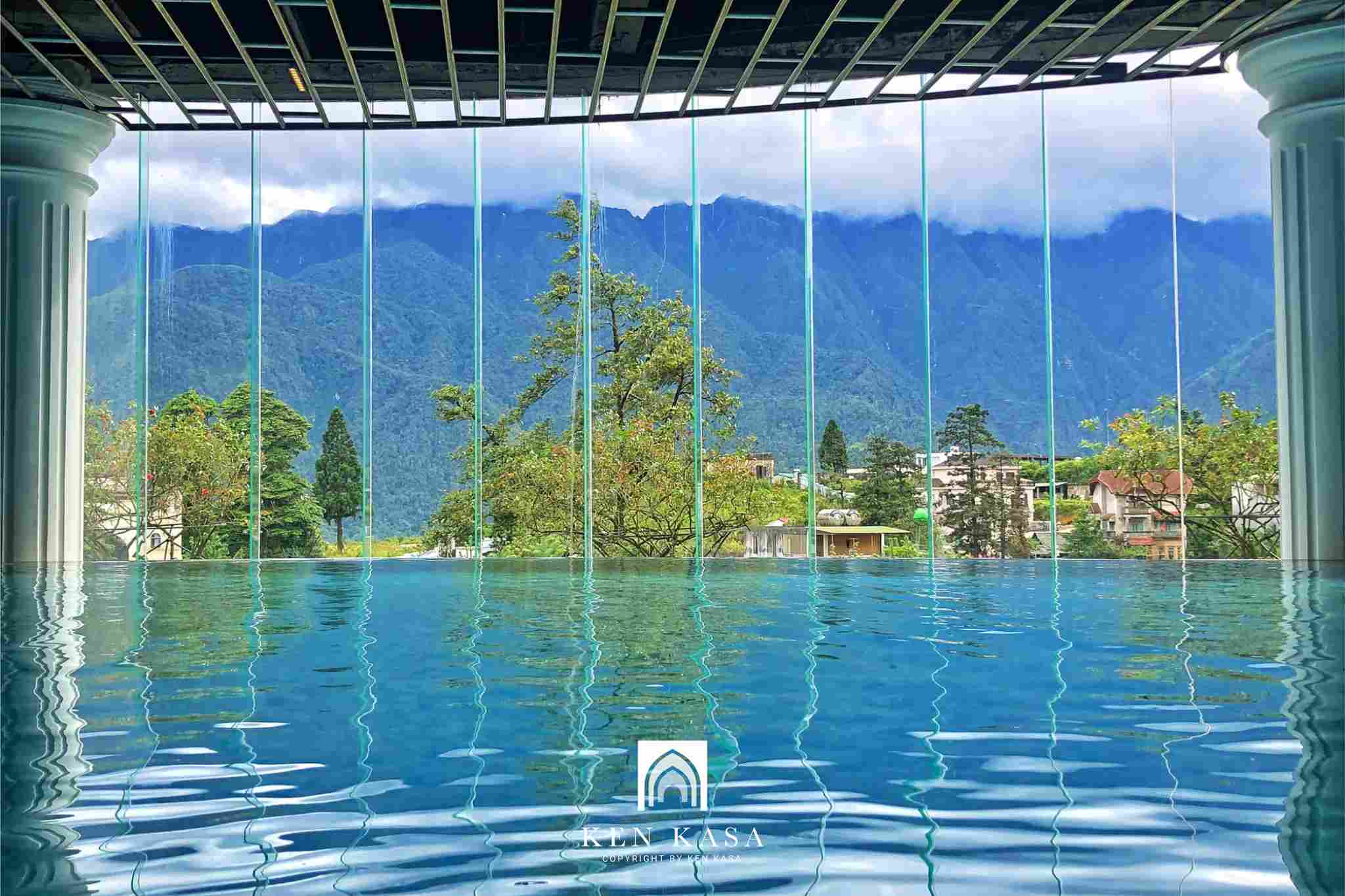 Bể bơi tại Silk Path Grand Resort & Spa